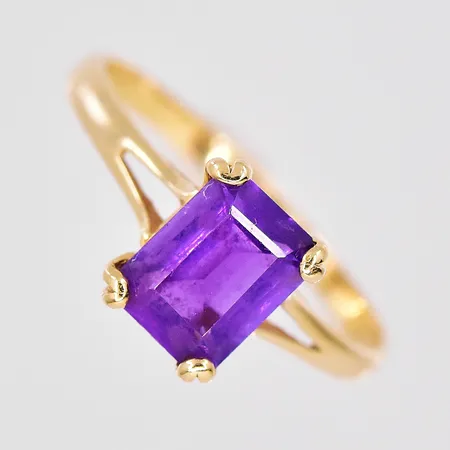 Ring med lila sten, stl 18½, bredd ovandel 8,7mm, 18K Vikt: 2,6 g