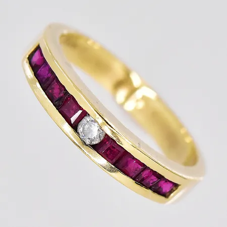 Ring, stl 17½, bredd ovandel 3,8mm, röda och vit sten, 14K  Vikt: 3,6 g