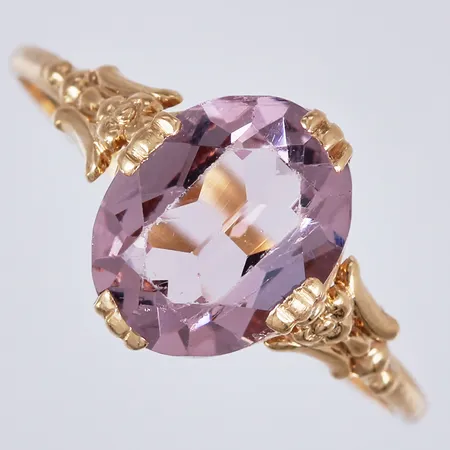 Ring med lila sten, stl: 17¾, bredd: ca 1-11mm, år 1959, 18K Vikt: 1,6 g