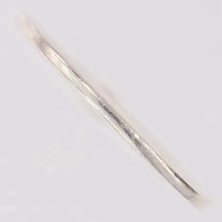 Ring, stämplad EAR, stl: 18¼, bredd 2mm, silver 925/1000.  Vikt: 7,5 g