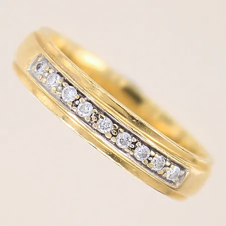 Ring med diamanter 9 x ca 0,01ct, stl 17, bredd 4,2mm, GHA, 18K Vikt: 4,5 g