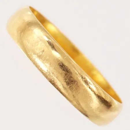 Ring, slät, stl: 17½, bredd 4mm, något skev, 21K.  Vikt: 3 g