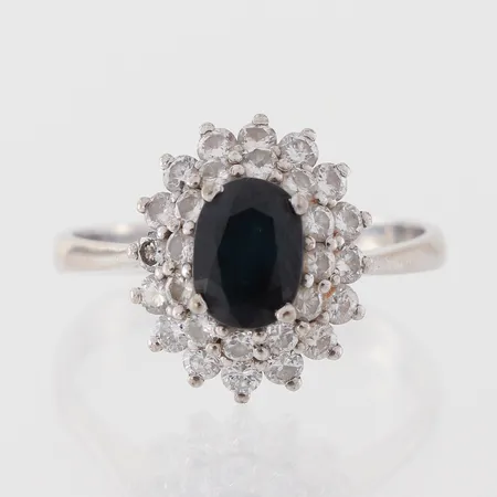 Carmoséring  vitguld med  safir ca 7,3x5,3 mm och diamanter ca 28x0,04 ct, stl 18 mm, bredd skena 2,7mm, något skev, 18k Vikt: 4,6 g