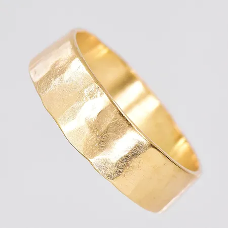 Ring, stl 19¼, bredd 5,9mm, hamrad yta, graverad, 18K Vikt: 3,8 g