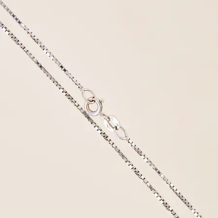 Kedja Venezia, längd: 45cm, bredd: 0,9mm, vitguld, smärre ojämnheter, 18K  Vikt: 3,8 g