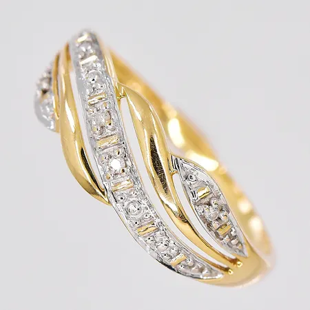 Ring, diamanter ca 4x0,005ct, stl 18, bredd ovandel 6,7mm, GHA, 18K Vikt: 2,2 g