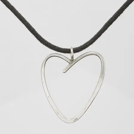 Hänge, hjärta, 42,8x35,3mm, silver, 925/1000, textilband med lås i oädel metall medföljer, bruttovikt 6,8g Vikt: 6,8 g