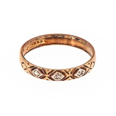 Ring i 18K guld med 3 x ca 0,01ct åttkantslipade diamanter. Den är i storlek 18¾, är 3,3 mm bred och väger 2,7g. 18K & kattfot. Befintlig missfärgning nöts bort vid användning. 