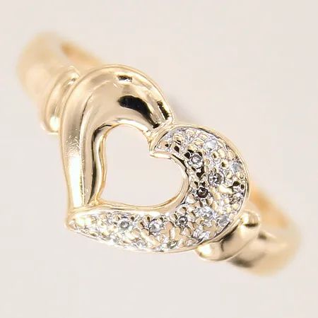Ring i form av ett hjärta med 8/8-slipade diamanter 15 x ca 0,005ct, stl: 16¾, bredd 2,3-10mm, GHA, skev, 18K.  Vikt: 3,1 g