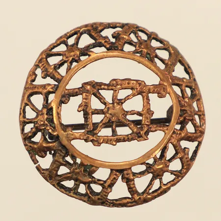 Brosch, Ø31,8mm, brons, troligen Pentti Sarpaneva