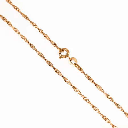 Kedja Singapore i 18K guld. Den är 45 cm lång, 1,7 mm bred och väger 2,9g. Stämplad Balestra, 750.