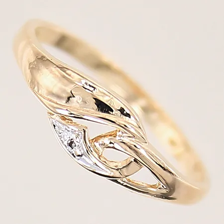 Ring med en diamant ca 0,005ct, stl 16¾, bredd 2-6mm, 18K  Vikt: 2 g