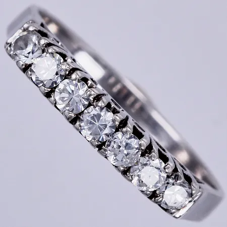 Ring med vita stenar, stl: 18, bredd: ca 2-3mm, skev, 925/1000 silver Vikt: 2,3 g
