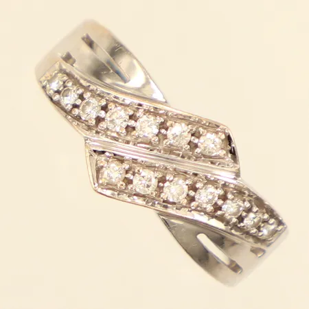 Ring, diamanter 14xca0,02ct, stl 18, bredd 2,7-10,3mm, vitguld, GHA, 18K  Vikt: 4,8 g