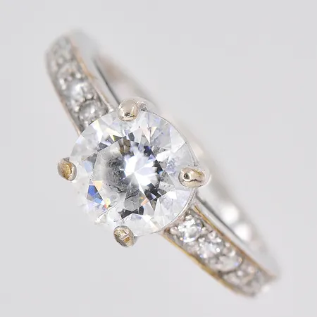 Ring med vita stenar, stl 18, silver 925/1000 Vikt: 3,9 g