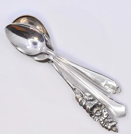 6 skedar, modell chippendale, vasa och blomma, längd 11-13 cm, silver 830/1000. Vikt: 82,3 g