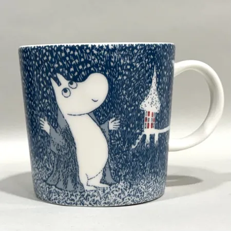 Muminmugg, Lätt snöfall, 2018, Arabia, Finland, höjd 8cm, Ø8cm, märkt CR0318, porslin Skickas med paket.