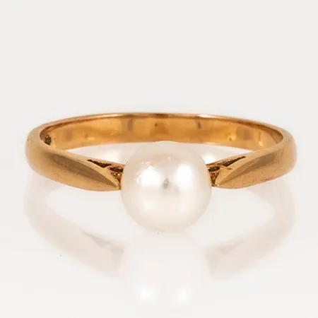 Ring i 18K guld med vit saltvattenodlad pärla Ø 6,5 mm. Den är i storlek 17, är 2,2 - 6,5 mm bred och väger 2,6g. 