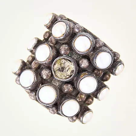 Ring med imitationspärlor, KumKum, stl: 18, bredd: 13,8-24,1mm, en sten pärla saknar, silver 925/1000 Vikt: 22,5 g