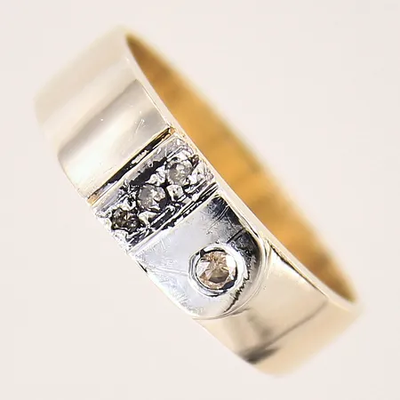 Ring med bruna diamanter 3xca0,02ct samt 1xca0,05ct, stl 20¼, bredd 4,9-6,8mm, vitguldsdetaljer, 18K  Vikt: 6,3 g