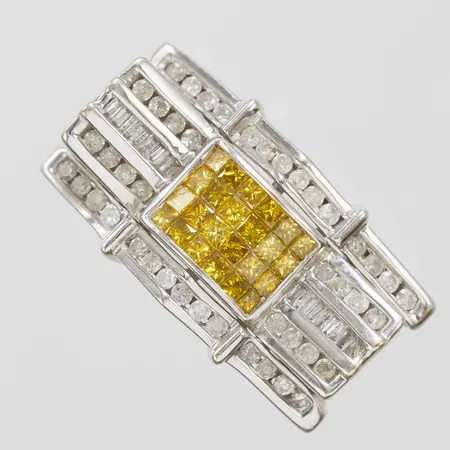 Ring med vita diamanter 44 x ca.0,01ct, baguetteslipade diamanter 18 x ca.0,01ct samt gula färgbehandlade diamanter 24 x ca.0,03ct princesslipade, Ø20, bredd: 5-14,4mm, 14K Vikt: 15,4 g