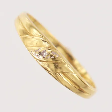 Ring med 8/8-slipad diamant 1 x ca 0,0075ct, stl: 15¾, bredd 1,7-3,6mm, skev, 18K.  Vikt: 0,9 g