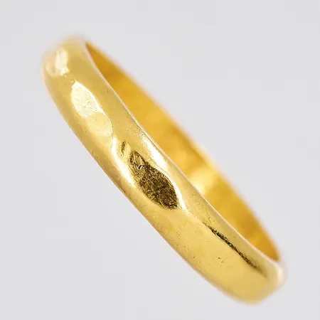 Ring, stl 20½, bredd 3,9mm, hamrad yta, graverad, 23K Vikt: 6,7 g