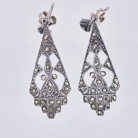 Ett par örhängen med markasiter, längd: ca 4,5cm, bredd: ca 1-13mm, 830/1000, silver Vikt: 3,6 g