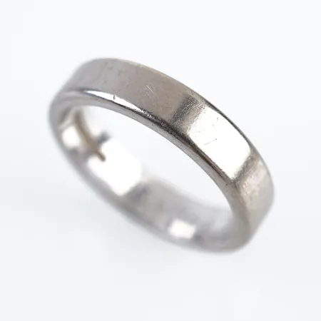 Ring, vitguld, stl 19(609, bredd 5mm, 18k, gravyr Vikt: 9,7 g