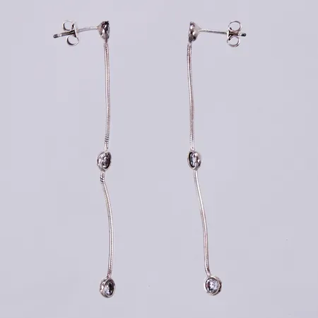 Ett par örhängen med vita stenar, längd: ca 6,3cm, bredd: ca 1-4mm, SCOOP, 925/1000 silver Vikt: 2,6 g