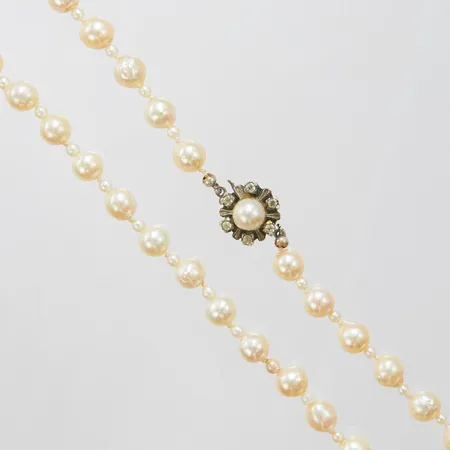 Pärlcollier med odlade saltvattenpärlor, semibarocka, Øca.6,5mm samt ca.2,5mm, längd: 71cm, lås i silver 830/1000 med en odlad saltvattenpärla samt vita stenar, bruttovikt 33,1g Vikt: 33,1 g