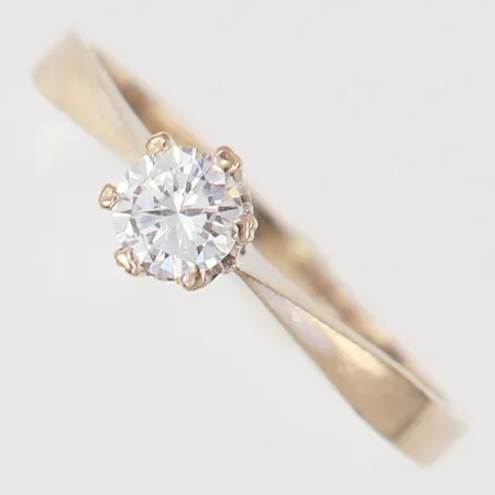 Ring med briljantslipad diamant 1 x 0,32ct enligt gravyr, stl: 18, bredd 2-5mm, behov av omrodiering, vitguld 18K.  Vikt: 2,6 g