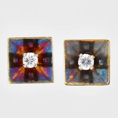 Ett par örhängen, 8x8mm, vita stenar, udda stoppar, defekt, missfärgade, 18K Vikt: 1,4 g