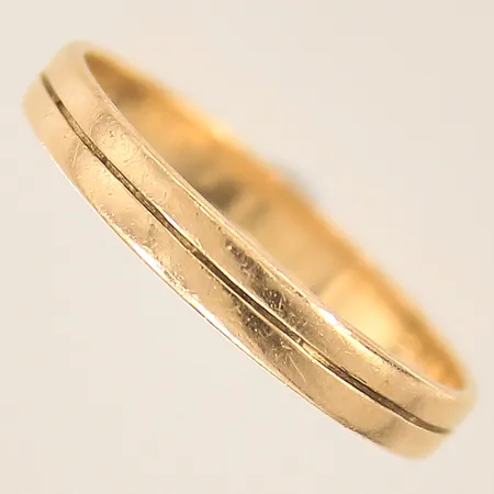 Ring, stl: 21¼, bredd: 3,4mm, skev, gravyr, 18K  Vikt: 3,2 g
