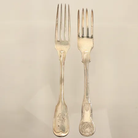 Två gafflar, längd 16-17cm, gravyr, silver  Vikt: 87,5 g