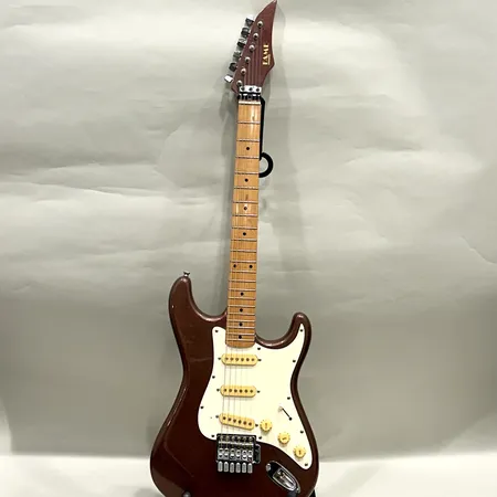 Elgitarr Fame Hondo, serie-nr: SL70400768, mickar bör ses över, ljudet sprakar, renoveringsbehov, repor, fläckar, mjukt fodral Vikt: 0 g Skickas med Bussgods eller PostNord