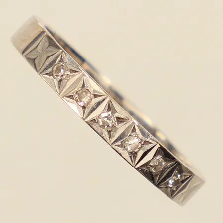 Ring med diamanter 6x 0,01, totalt: 0,06ct enligt gravyr, vitguld, stl: 19, bredd ca 3mm, 18K Vikt: 4,2 g