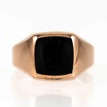 Klackring i 18K guld med svart sten (agat el. onyx). Den är i storlek 19, är 3,5 - 12,2 mm bred och väger 4,0g. Stämplad 18K & Kattfot. Smårepig sten.