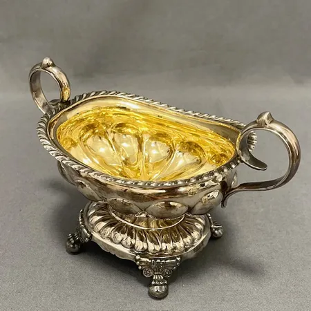 Skål på fot, höjd ca 8cm, Ø ca 11x8cm, stämplad GHS, förgylld, silver 830/1000.   Vikt: 230,4 g