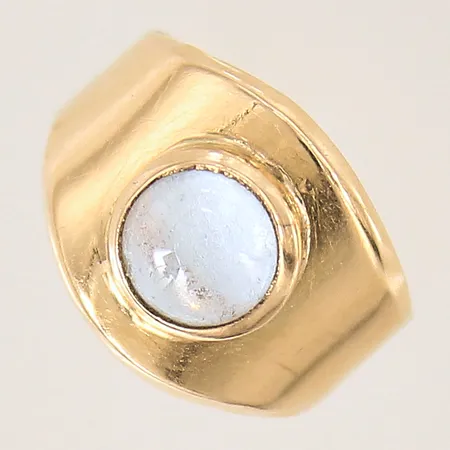 Ring med vit sten, stl 14¼, bredd 4-12mm, skev, 18K  Vikt: 2,1 g