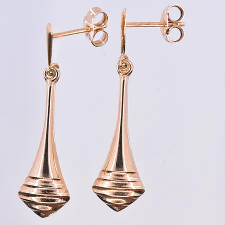 Ett par örhängen, längd 32 mm, bredd 8 mm, 18K. Vikt: 1,6 g