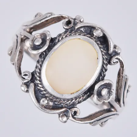 Ring med vit sten, stl. 17, bredd: ca 3-15mm, 925/1000 silver Vikt: 4 g