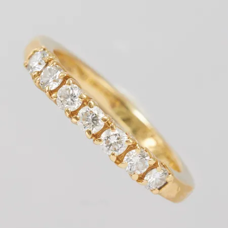 Alliansring med diamanter 7 x ca.0,09ct, ca.W(H)/VS-SI, Ø18¼, bredd: 2,5-3,2mm, personlig gravyr, 18K Vikt: 5,1 g