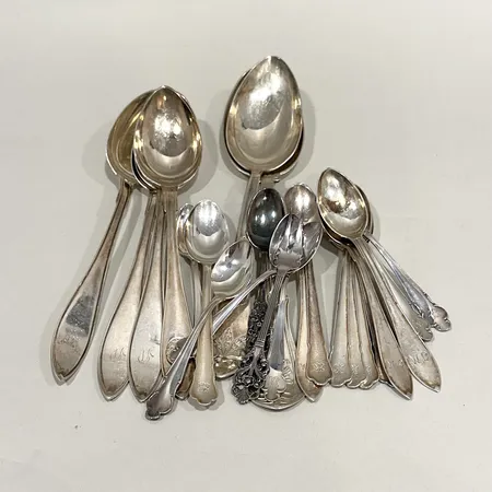 Diverse silverbestick, olika modeller, delvis gravyrer, silver 830/1000 Vikt: 484,8 g