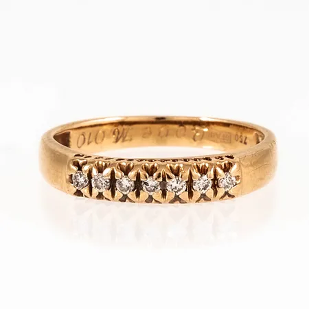 Ring i 18K guld med diamanter 7 x ca 0,01ct. Den är 2,4 - 3,2 mm bred, är i storlek 15¼ och väger 1,9g. Gravyr.