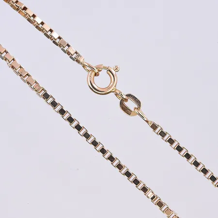 Kedja Venezia, längd 43 cm, bredd 2 mm, en länk något skadad, 18K. Vikt: 9,7 g