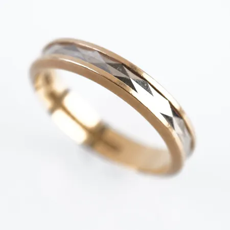 Ring, stl 19½(61), bredd 4mm, 18k, gravyr Vikt: 4,8 g