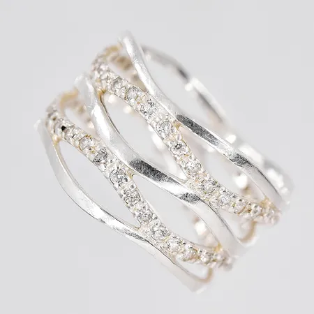 Ring, stl 18¾, bredd 12,5mm, vita stenar, silver 925/1000 Vikt: 4,4 g