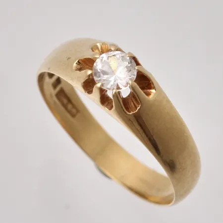  Ring i 18K guld, stl 19, bredd 3,6-6mm, 1st vit sten, mått Ø4,3mm, tillverkad av Bengt J Anderssons Guld, år 1972, vikt 3,68g.