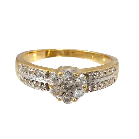 Diamantring, 18K guld, Diamanter 7 x 0,02ct + 20 x 0,005ct, Guldfynd (GHA) , Ø16,0 mm, bredd 1,7 - 5,3 mm, fint skick Vikt: 3,2 g